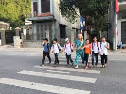How to cross street in Vietnam
